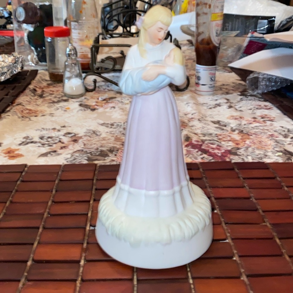 Mary Anne 1984 Music Box Rotating Figurine Mother-Baby-Child US Gallery of Art